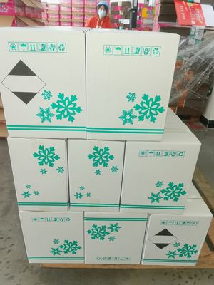 La neve del partito dell'aerosol di festa di Natale spruzza lo spruzzo artificiale della schiuma della neve di carnevale di compleanno